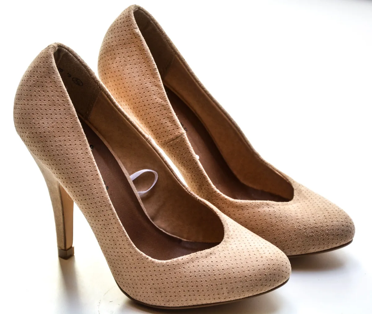 Paire d’escarpins beiges à talon haut en cuir micro-perforé sur fond blanc